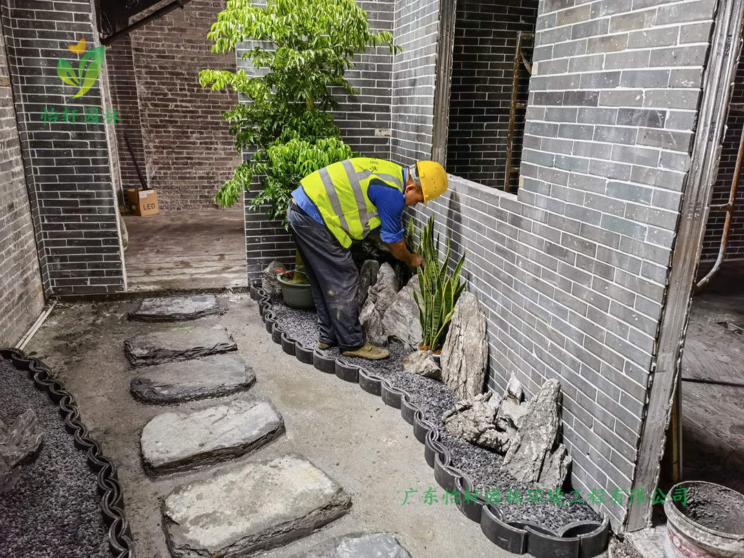 九游會J9園林綠化公司的工人正在施工