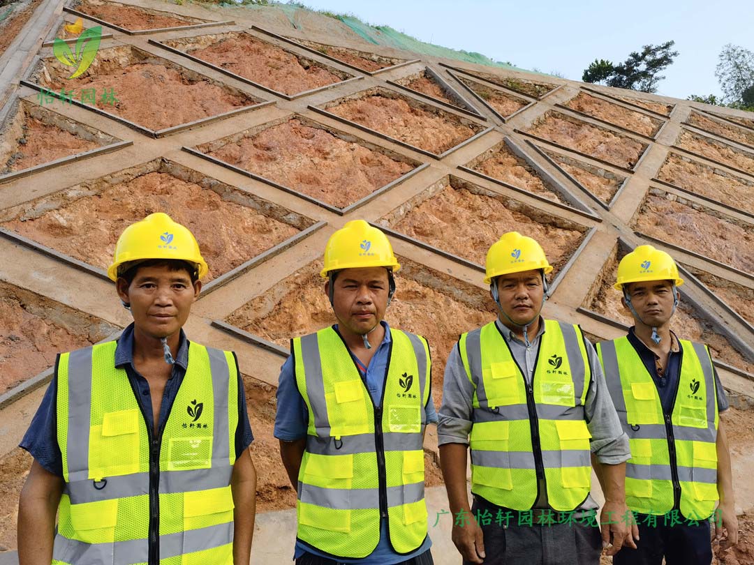 九游會J9園林綠化公司邊坡綠化工程施工人員合影